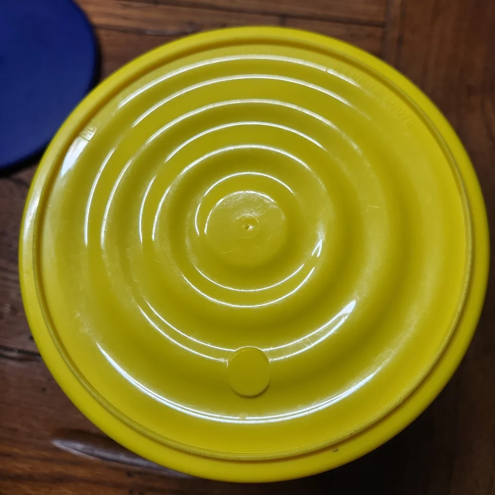 VTG Bisquick Yellow Plastic Canister with Blue Lid – RB Products Corp. 1970s/80s
